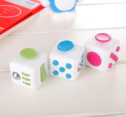 Mainan Pelepas Stress Fidget Cube - Black/Green 